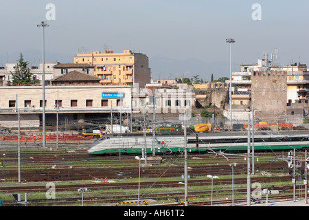 Express-Zug Ankunft am Bahnhof Roma Termini im Zentrum von Rom Stockfoto