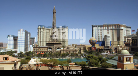 Blick vom Bellagio Hotel über den See auf Ballys, Paris und Aladins Hotels und Casinos Stockfoto