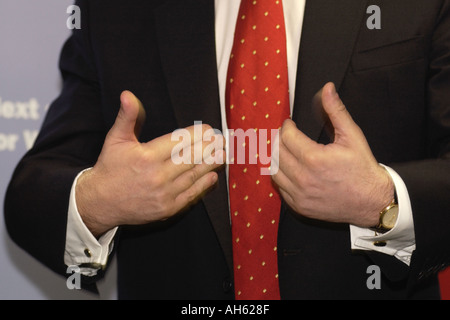 Handgesten von Gordon Brown während der Rede in South Wales UK Stockfoto