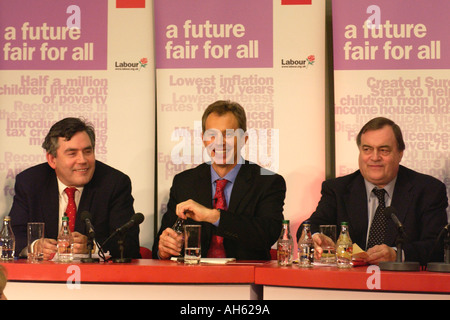 Tony Blair (Mitte) startet Labour große Unterhaltung in Newport, South Wales mit Gordon Brown (links) und John Prescott (rechts) Stockfoto