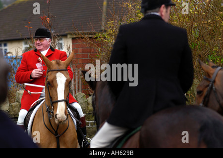 Jäger im roten Mantel auf dem Pferd mit Anhänger sammeln für die Fuchsjagd in Großbritannien treffen Stockfoto