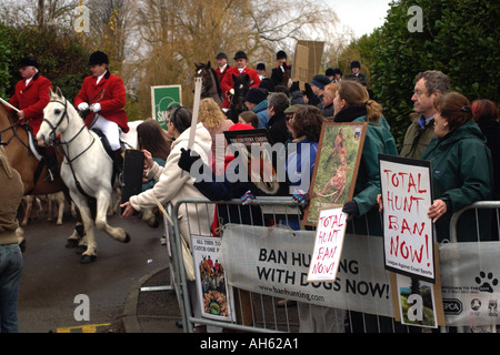 Tredegar Landwirte Jagd auf traditionellen Xmas Boxing Day treffen in Tredegar Arms Pub Bassaleg in der Nähe von Newport Gwent Wales UK Demonstranten Stockfoto