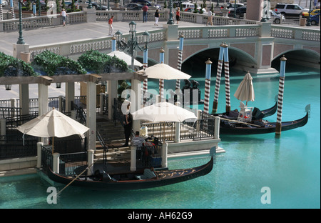 Gondolieri und ihre Boote außerhalb der Venetian Hotel und Casino auf dem Strip in Las Vegas Stockfoto