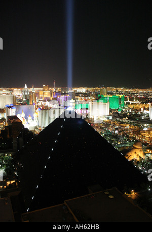 Die Pyramide des Luxor vom Balkon in der Mix-Lounge im Mandalay Bay Resort in Las Vegas Stockfoto