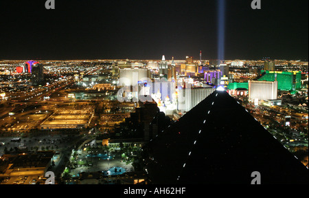 Die unglaubliche Aussicht vom Balkon in der Mix-Lounge über den Strip in Las Vegas Stockfoto