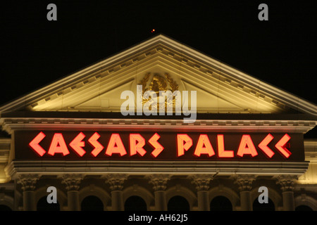 Zeichen der Caesars Palace in Las Vegas in der Nacht Stockfoto