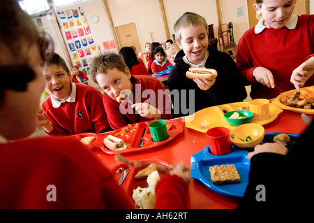 SCHÜLER VON SYDENHAM GRUNDSCHULE LEAMINGTON SPA WARWICKSHIRE UK WÄHREND EINER KLASSE Stockfoto