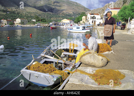 Fischer, der seine Netze repariert, Pedi, Symi Island, Griechenland Stockfoto