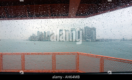 Ansicht der Zipfel der Insel Manhattan an einem regnerischen Tag von einem herannahenden Staten Island Ferry Stockfoto