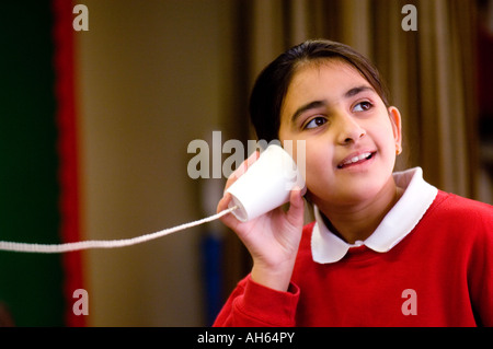 SCHÜLER VON SYDENHAM GRUNDSCHULE LEAMINGTON SPA WARWICKSHIRE UK WÄHREND EINER KLASSE Stockfoto