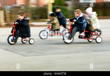 SCHÜLER VON SYDENHAM GRUNDSCHULE LEAMINGTON SPA WARWICKSHIRE UK WÄHREND EINER KLASSE Stockfoto