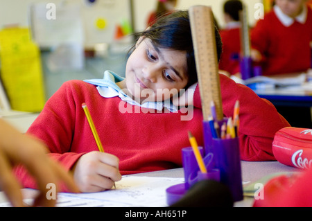 SCHÜLER VON SYDENHAM GRUNDSCHULE LEAMINGTON SPA WARWICKSHIRE UK WÄHREND EINER KLASSE Stockfoto