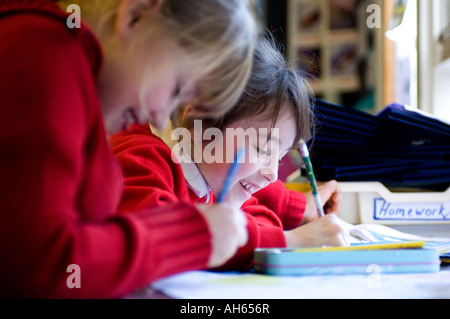 SCHÜLER VON SYDENHAM GRUNDSCHULE LEAMINGTON SPA WARWICKSHIRE UK WÄHREND EINER KLASSE Stockfoto