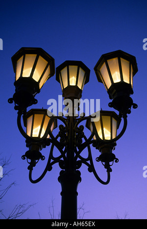 VIKTORIANISCHEN STRAßENLAMPEN IN RESTAURIERTEN NACHBARSCHAFT VON MINNEAPOLIS, MINNESOTA.  EINBRUCH DER DUNKELHEIT. Stockfoto