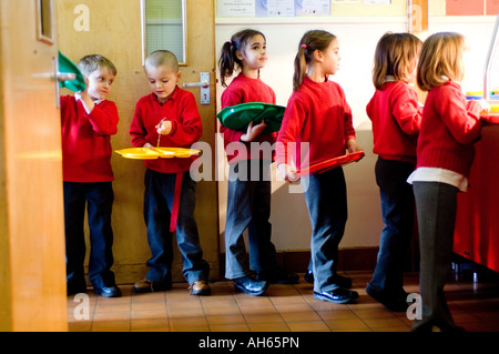 SCHÜLER VON SYDENHAM GRUNDSCHULE LEAMINGTON SPA WARWICKSHIRE UK WÄHREND IHRER MITTAGSPAUSE ZU BRECHEN Stockfoto