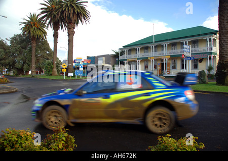 Petter Solberg Mudspattered Subaru Rallye Auto Streifen durch verschlafenen Küstenstadt Stadt Raglan während World Rallye Neuseeland 2006 Stockfoto