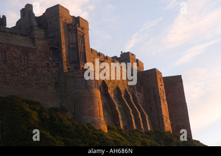 Bamburgh Castle in der Abenddämmerung Northumberland, England Stockfoto