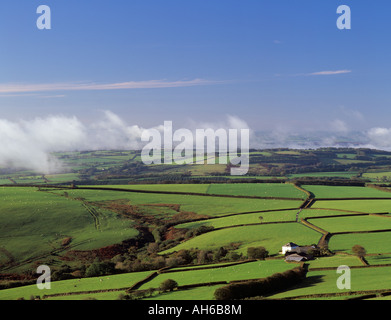 Englisch Land Szene mit Ackerland Felder in ländlichen Landschaft und am frühen Morgen Nebel im Exmoor National Park Devon England Großbritannien Großbritannien Stockfoto