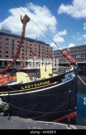 Das 1923 Themse Segeln Lastkahn Lady Daphne am St Catherine s Dock London England UK Stockfoto