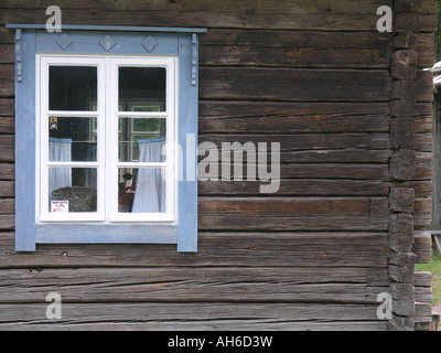 blaue Framde Fenster im traditionellen Holz Blockhaus im Landesmuseum Sepänmäki in der Nähe von Mäntsälä Finnland Stockfoto