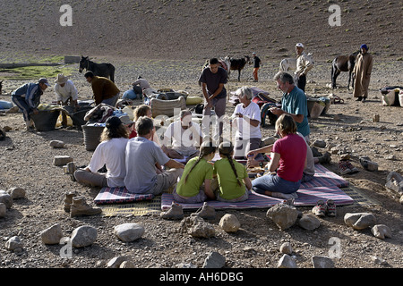 Wanderer mit Frühstück Trekking Zwischenstopp auf Tarkedit plateau Region Marokko hoher Atlas Stockfoto