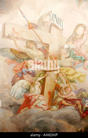 Wandbild des Kreuzes auf Jesus gekreuzigt wurde, mit Engel halten einen blutigen Speer in St Karlskirche in Wien Stockfoto