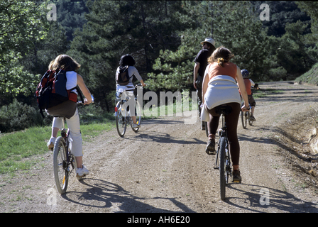 Gruppe von Freunden, Radfahren durch einen Wald zusammen, Vitrolles En Luberon, Provence, Frankreich. Stockfoto