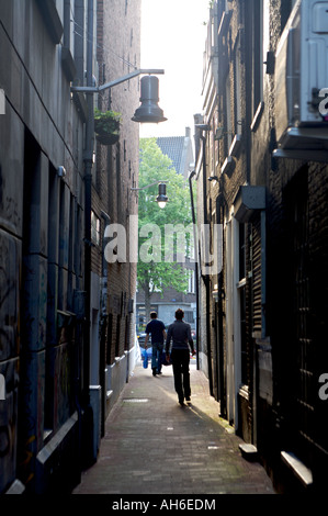 Auf der Suche nach einer Gasse in der Nähe das Rotlichtviertel in Amsterdam Niederlande Sonntag, 15. Juli 2007 Stockfoto
