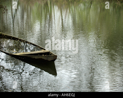 versunkenen Boot auf dem Fluss Dordogne in Frankreich Stockfoto