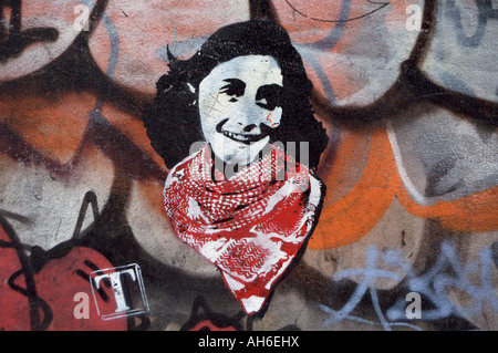 Ein Graffiti-Bild von Anne Frank an der Seite eines Gebäudes in den Niederlanden Amsterdam Sonntag, 15. Juli 2007 Stockfoto