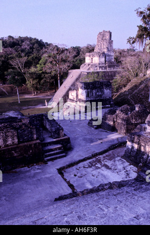 Tempel II Tempel der Masken auf dem großen Platz der UNESCO World Heritage Maya-Ruinen von Tikal El Petén Guatemala Stockfoto