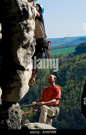 Freies Klettern im Elbsandsteingebirge Hirschgrund Deutschland Stockfoto