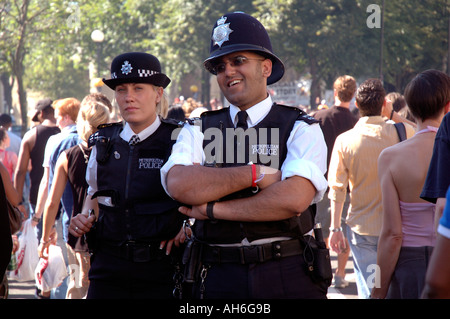 Polizist und Polizistin auf Streife in den Straßen von Notting Hill. Stockfoto