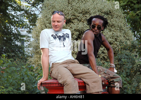 Zwei Männer sitzen auf Postkasten schwarz und weiß. Stockfoto