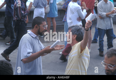 Ein Muslim argumentiert die Profis des Islam zu einem nicht-Gläubigen Rallye für Islam Trafalgar Sq London August 93 Stockfoto