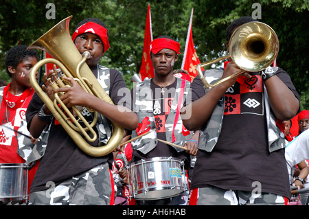 Musiker spielen im jährlichen Notting Hill Carnival durch Straßen von West-London. Stockfoto