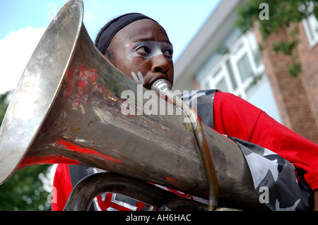 Musiker spielen im jährlichen Notting Hill Carnival durch Straßen von West-London. Stockfoto