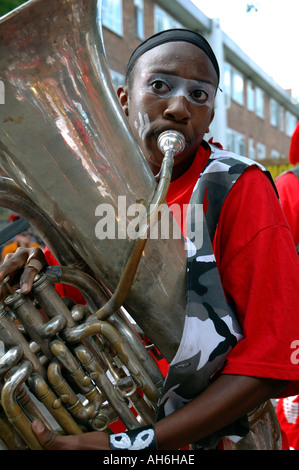 Musiker spielen im jährlichen Notting Hill Carnival durch Straßen von West-London. Stockfoto