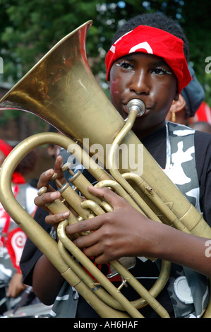 Musiker spielen im jährlichen Notting Hill Carnival durch Straßen von West-London. Stockfoto