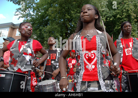 Musiker spielen im jährlichen Notting Hill Carnival durch Straßen von West-London. Stockfoto