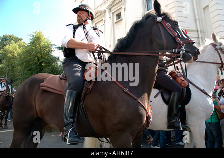 Polizei patrouillieren in Notting Hill Carnival in Westlondon montiert Stockfoto