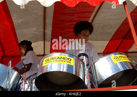 Musiker spielen Pauken am jährlichen Notting Hill Carnival durch Straßen von West-London. Stockfoto