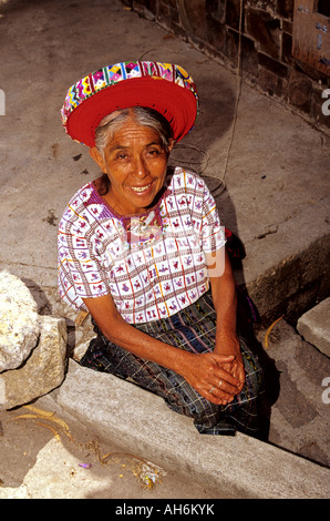 Traditionell gekleidete Tzutuhil Maya-Frau Santiago Atitlan, Guatemala Stockfoto