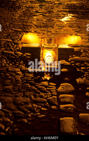 Reflexion des Arco de Santa Catarina 17. Jahrhundert in die UNESCO-Welterbe Stadt Antigua Guatemala Stockfoto