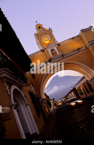 17. Jahrhundert El Arco de Santa Catalina w Volcan Fuego in Ferne in das UNESCO-Welterbe Stadt Antigua Guatemala Stockfoto