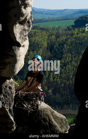 Freie Kletterer vor der Besteigung des Rock-Hirschgrund Elbsandsteingebirge-Deutschland Stockfoto