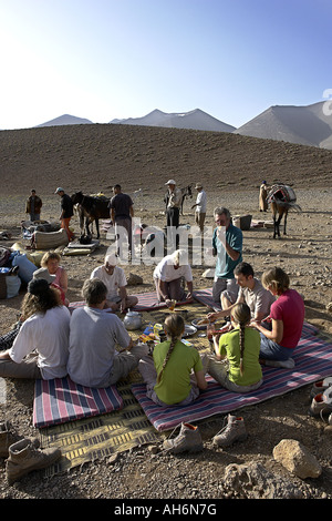 Wanderer mit Frühstück Trekking Zwischenstopp auf Tarkedit plateau Region Marokko hoher Atlas Stockfoto