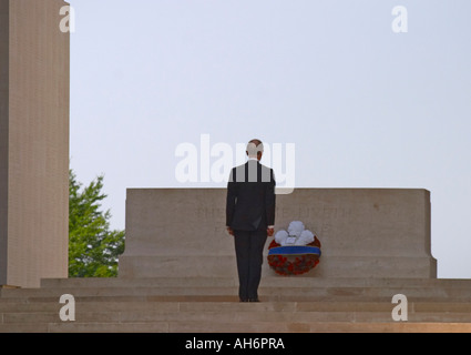 HRH The Prince Of Wales legen einen Kranz am Thiepval-Denkmal auf den 90. Jahrestag der Schlacht an der Somme 1. Juli 2006 Stockfoto
