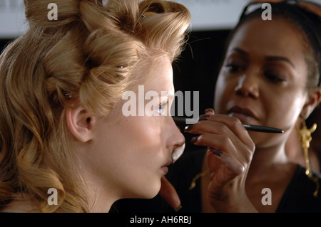 Modelle Kundschaften backstage bei Tuleh Frühjahr 2008 Fashion show während der New York Fashion Week Stockfoto