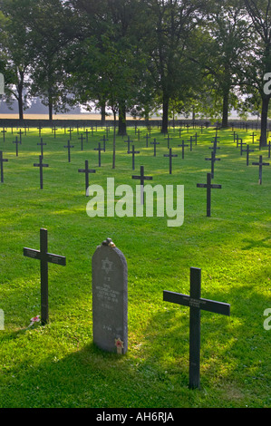 WW1 Deutscher Soldatenfriedhof im Reichswehrministerium, der Somme Picardie, Frankreich Stockfoto